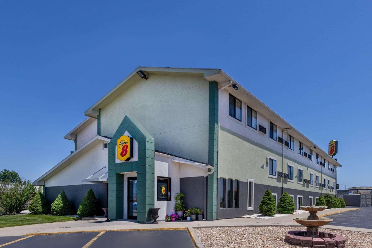 Super 8 By Wyndham Kansas City At Barry Road/Airport Exterior photo