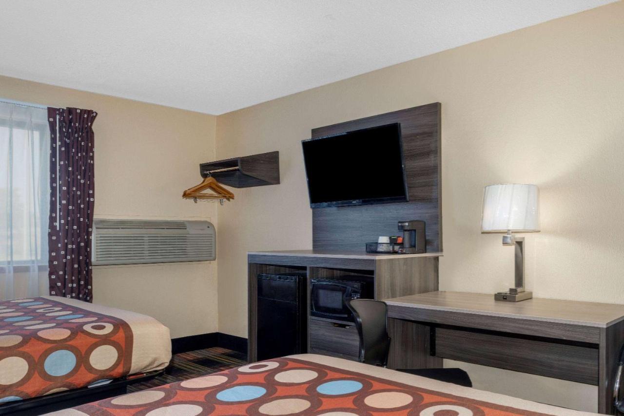 Super 8 By Wyndham Kansas City At Barry Road/Airport Exterior photo
