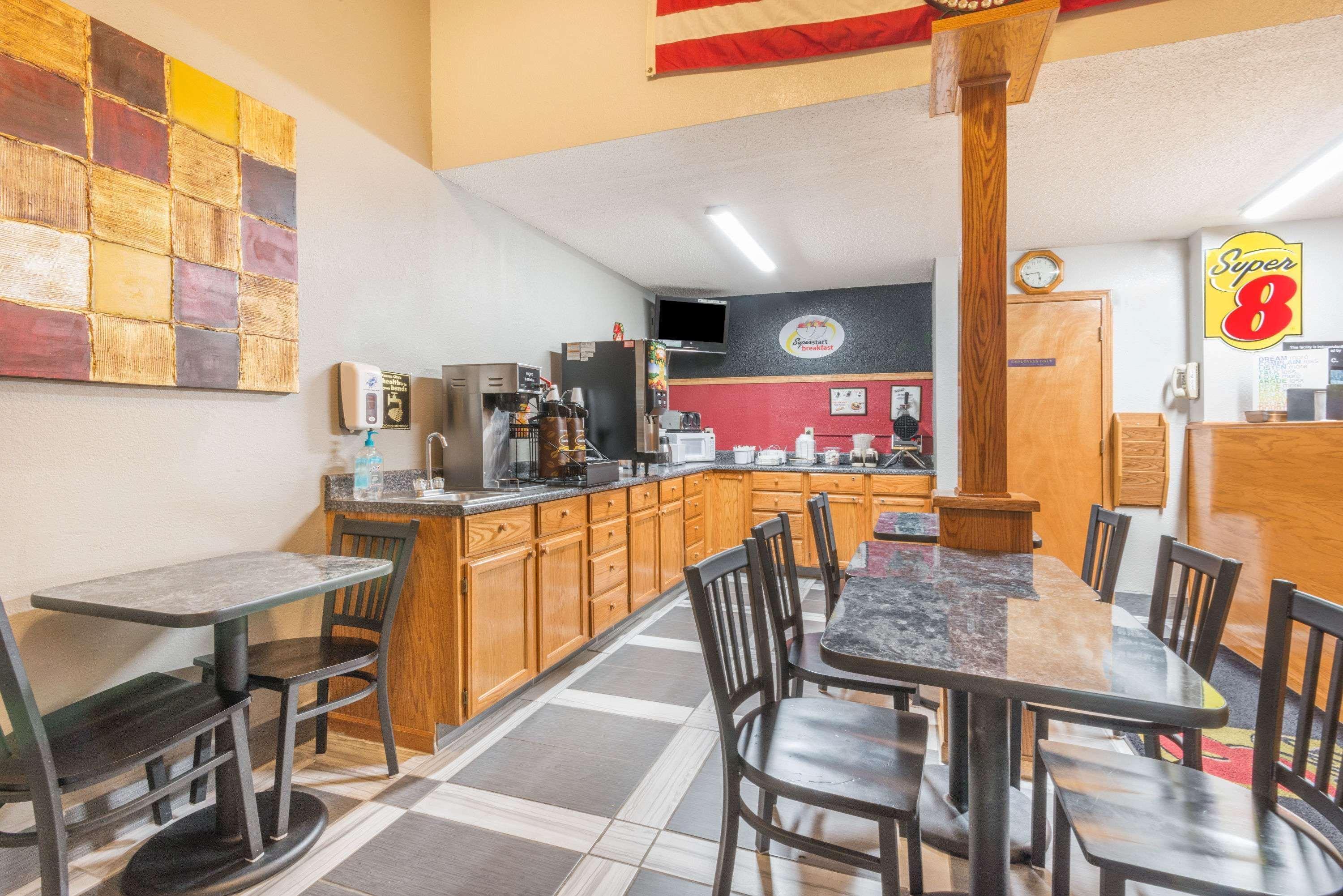 Super 8 By Wyndham Kansas City At Barry Road/Airport Exterior photo