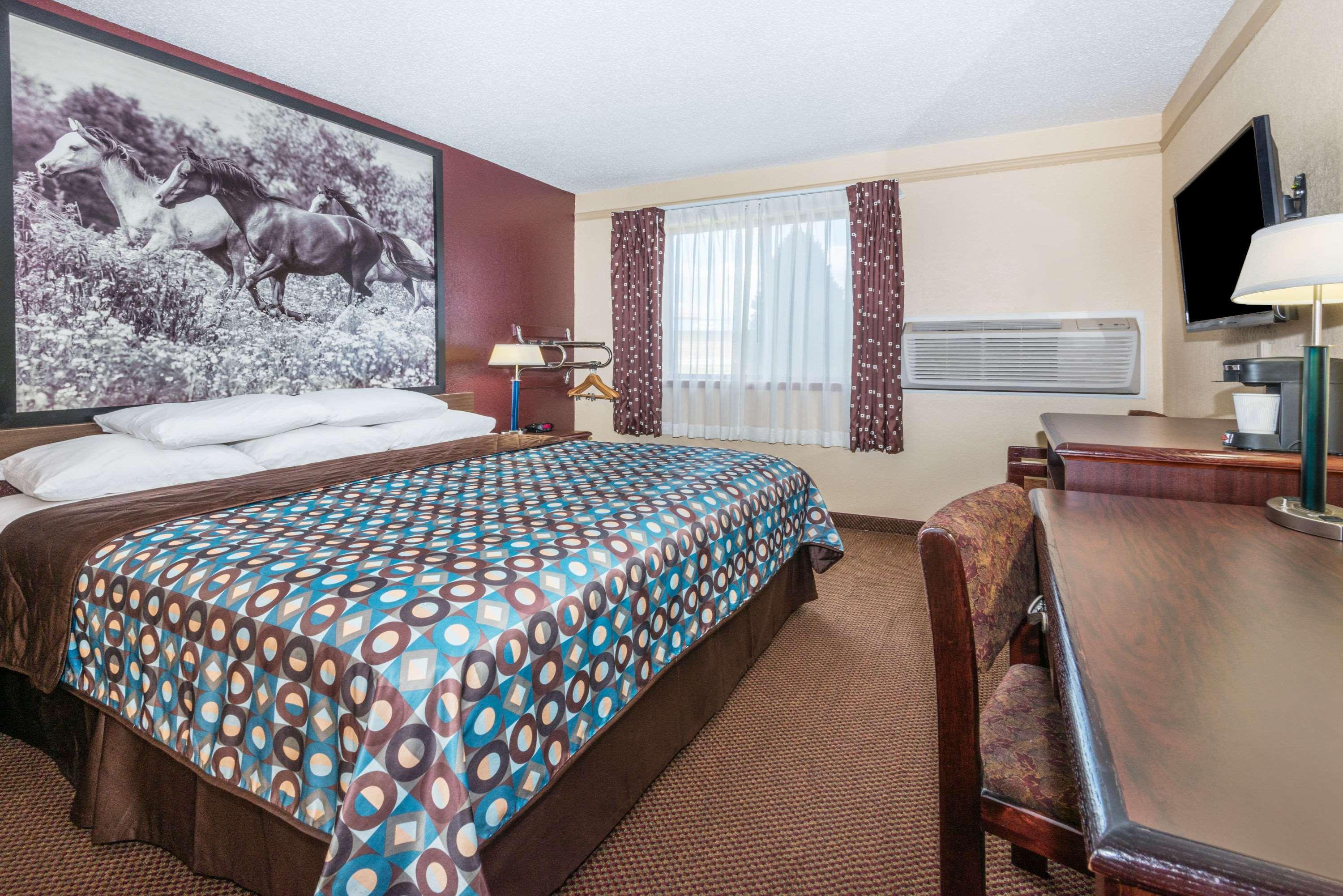 Super 8 By Wyndham Kansas City At Barry Road/Airport Exterior photo