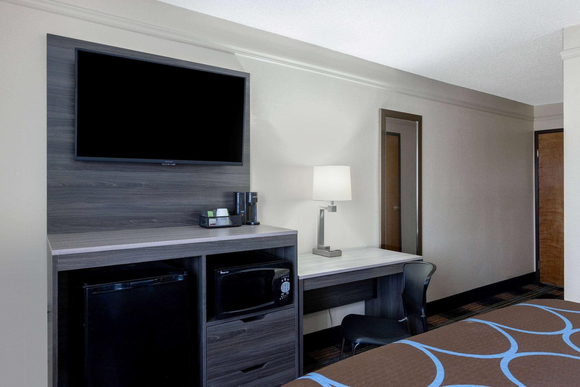 Super 8 By Wyndham Kansas City At Barry Road/Airport Exterior photo