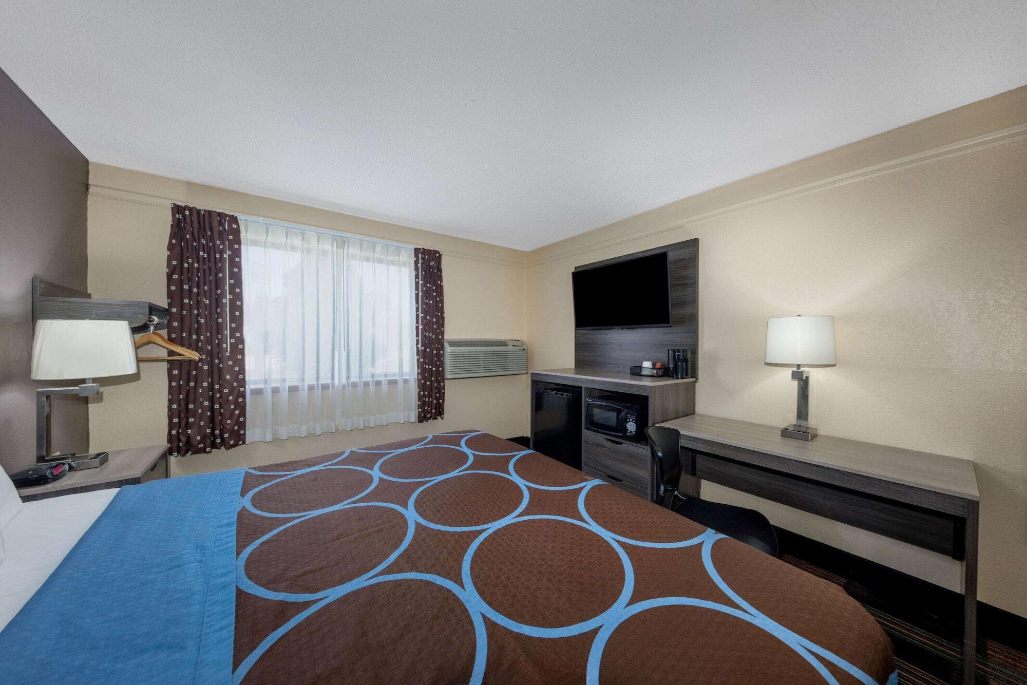 Super 8 By Wyndham Kansas City At Barry Road/Airport Exterior photo