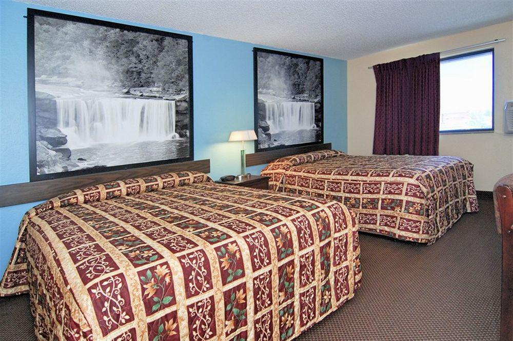 Super 8 By Wyndham Kansas City At Barry Road/Airport Exterior photo