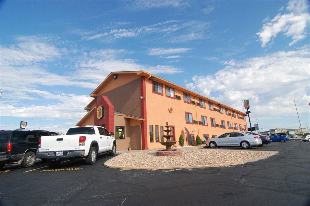 Super 8 By Wyndham Kansas City At Barry Road/Airport Exterior photo